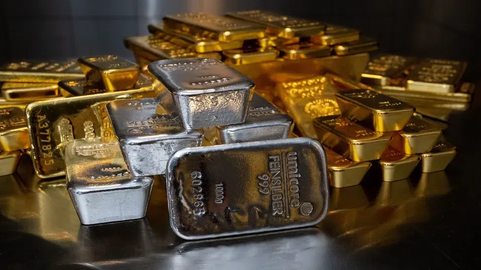 Златото и среброто удрят рекордни нива, докато европейските акции падат