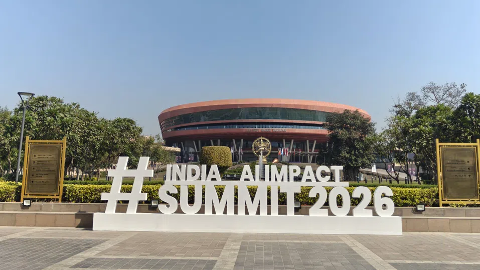 Сблъсък на философии за бъдещето на изкуствения интелект на форума AI Impact в Делхи