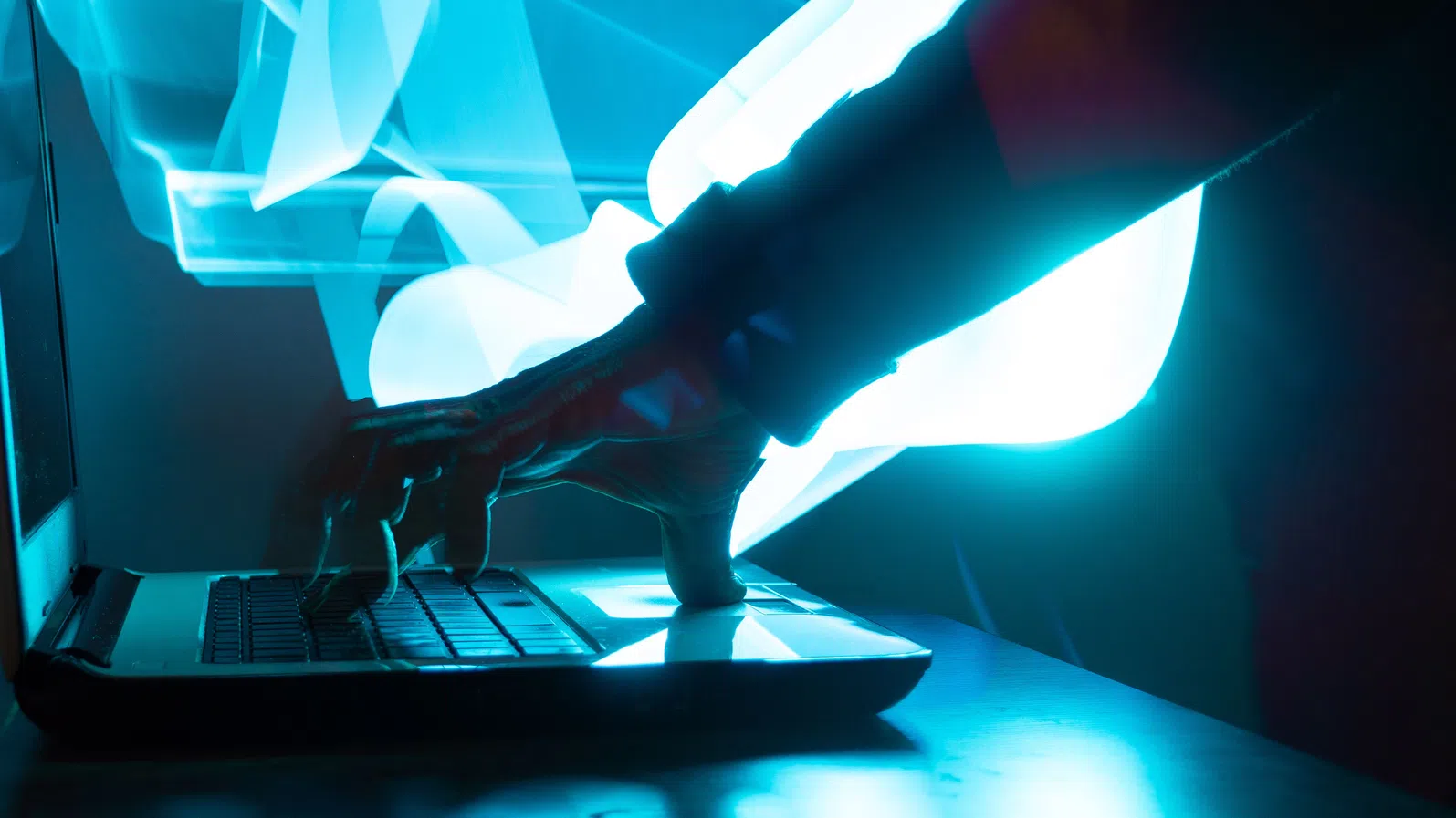 Как изтичат данни на милиони клиенти, без да падне нито една система