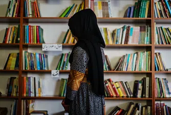 Тайният литературен клуб на афганистанските жени, които четат Оруел като бунт срещу талибаните