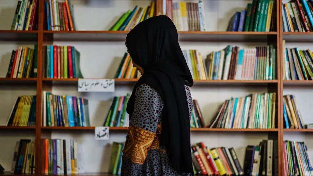 Тайният литературен клуб на афганистанските жени, които четат Оруел като бунт срещу талибаните