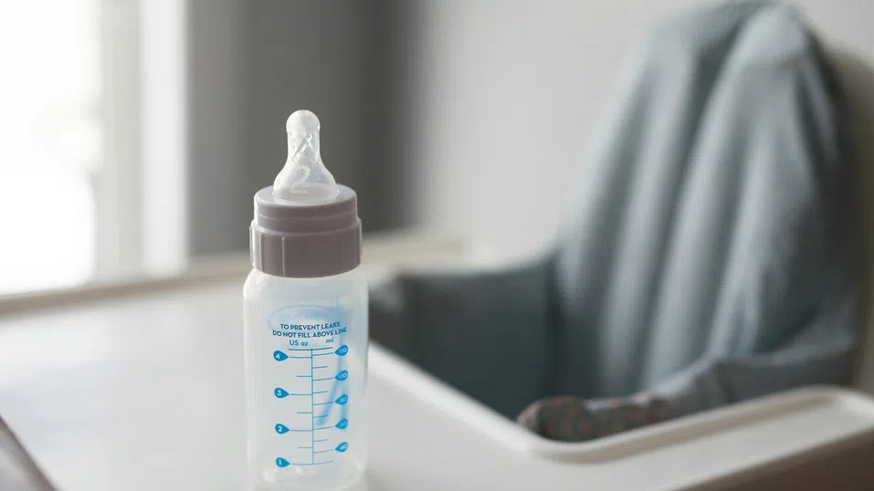 Рискът от токсини в адаптираното бебешко мляко е нисък, според властите на ЕС