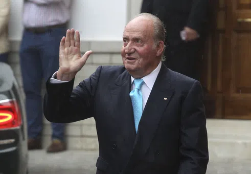 Хуан Карлос иска да се завърне в Испания като герой, но мрачните страници от историята го преследват