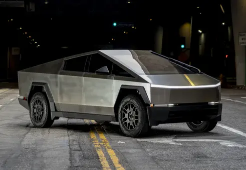 Арестуваха собственик на Tesla Cybertruck, след като умишлено вкара колата си в езеро