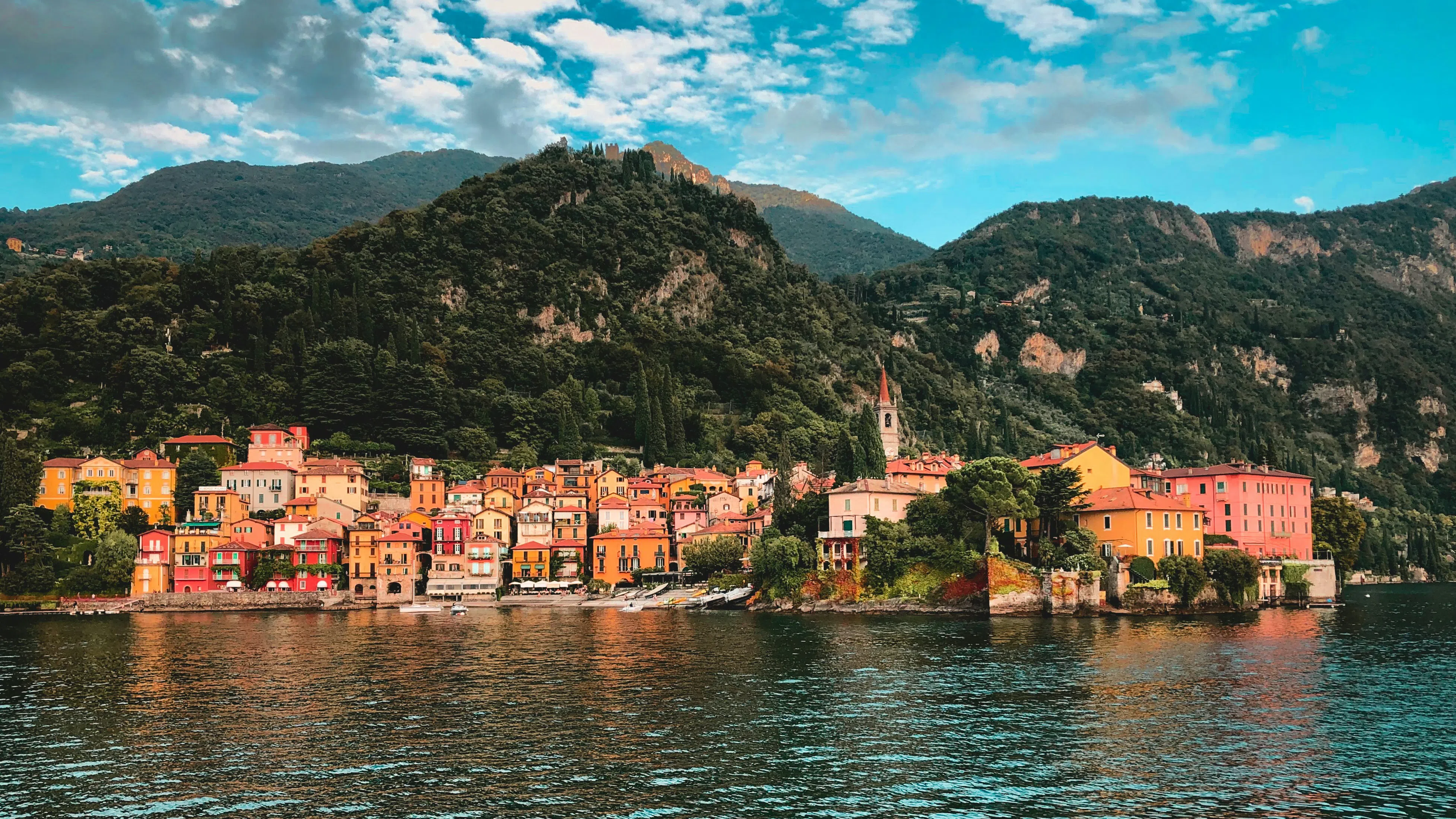 Заради свръхтуризъм: Кметът на италианския град Комо обмисля такса за краткосрочните посетители на едноименното езеро