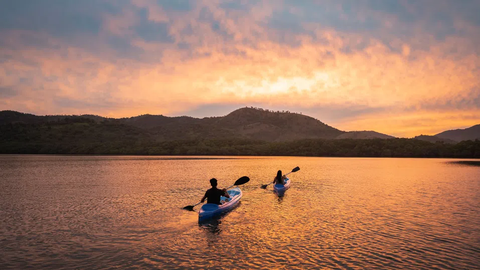 Разходка до водопад, йога на пуст плаж, уроци по сърф: Ол инклузив услугите не са само храна и алкохол