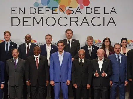 Санчес обяви „края на крайната десница“ на форум на световната левица