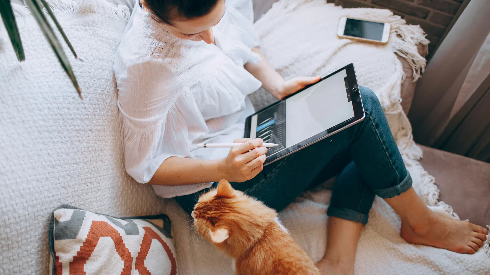 Брюксел насърчава работата от вкъщи и подготвя данъчни промени заради новия енергиен шок