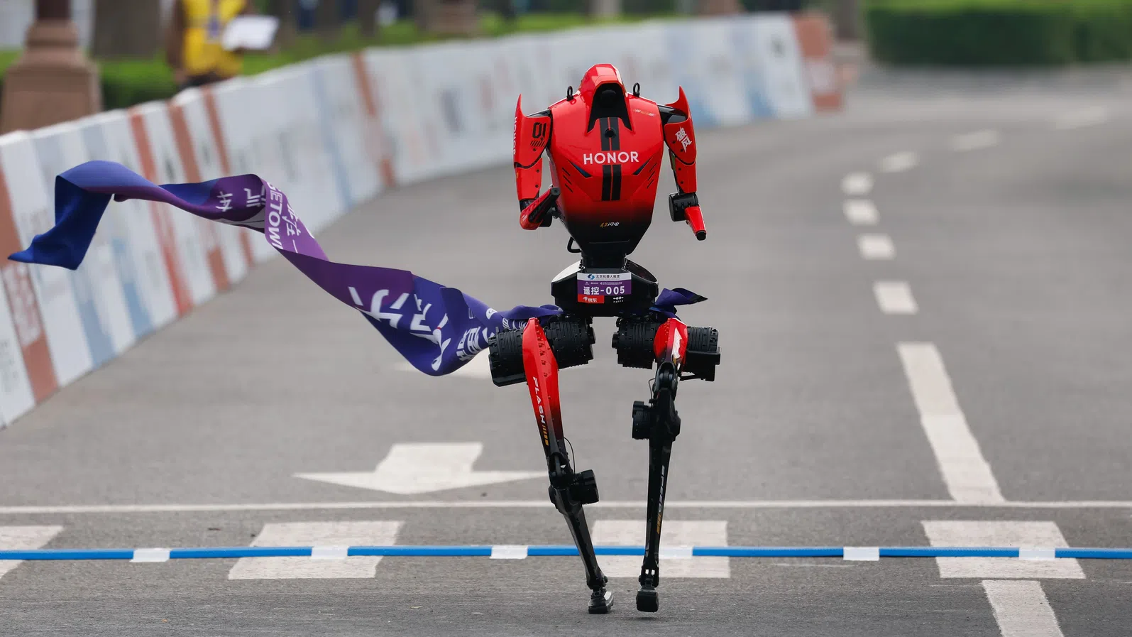Хардуерна революция на трасето: Китайските хуманоидни роботи вече бягат по-бързо от хората