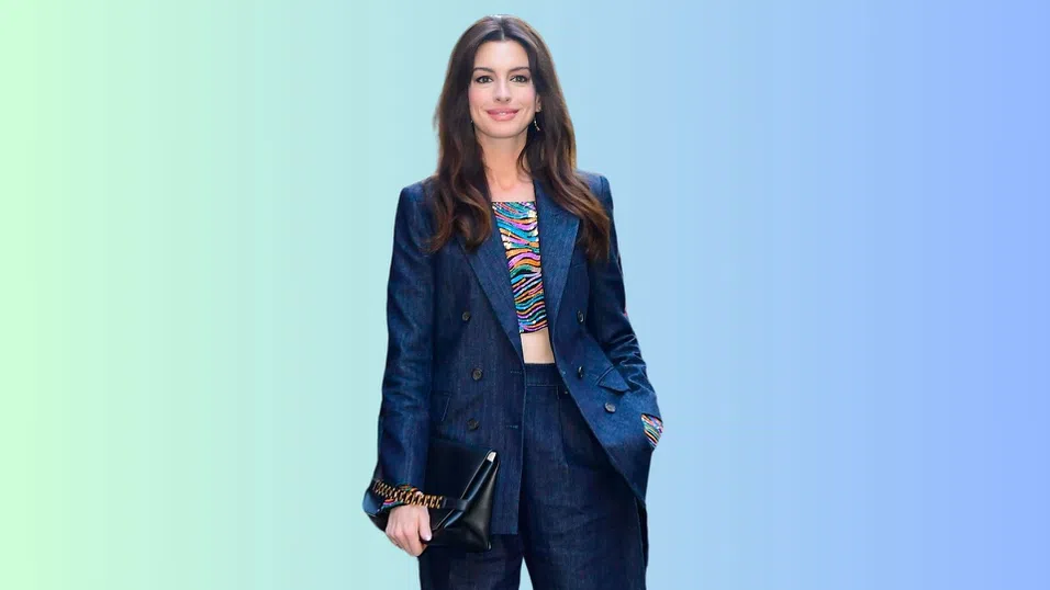 Ан Хатауей и други знаменитости го носят на червения килим. Подходящ ли е и за офиса?