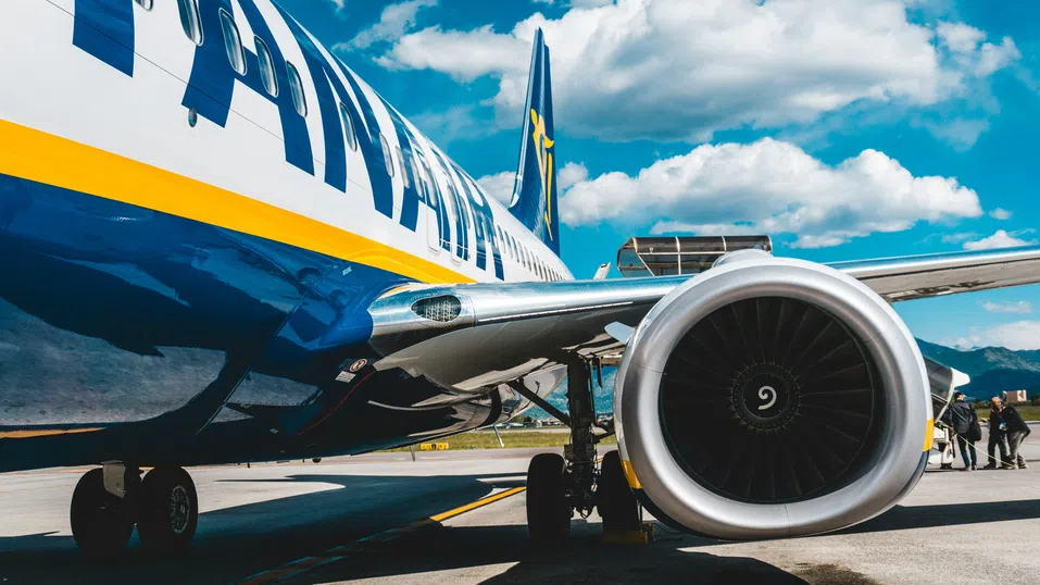 Годишната печалба на Ryanair спада заради по-евтини билети