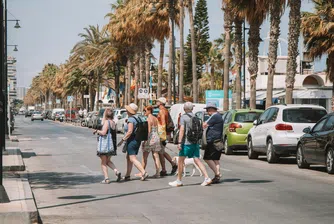 Въпреки печалбите, цената на свръхтуризма излиза много по-солено за местните жители, които и това лято продължават битката срещу посетителите