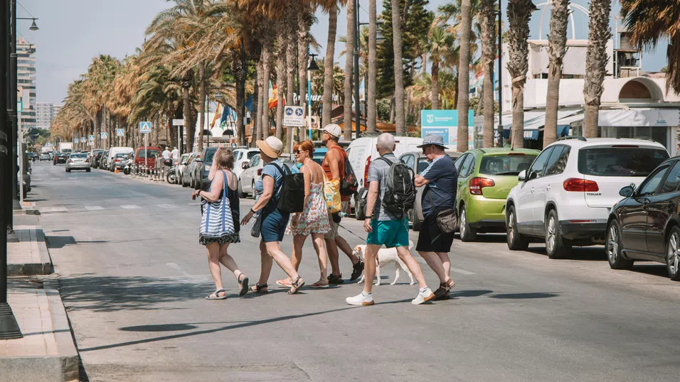 Испания печели 80 млрд. евро от туристи, но не ги иска повече. Какво мисли бизнесът