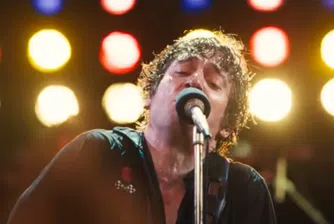 Джеръми Алън Уайт като младия Брус Спрингстийн: (Не) очаквано добра комбинация