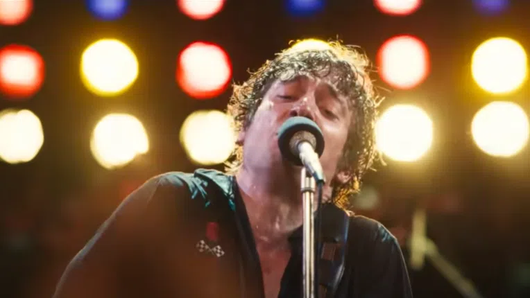 Джеръми Алън Уайт като младия Брус Спрингстийн: (Не) очаквано добра комбинация