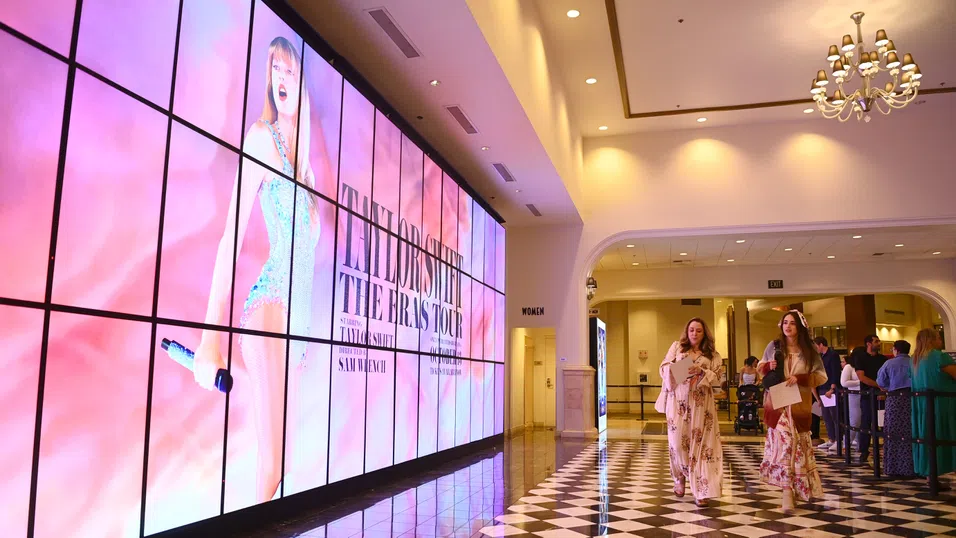 Следващата стока в икономиката на Тейлър Суифт? Гривни за приятелство зa хиляди долари