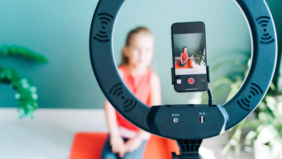 Коя е подходящата възраст, на която детето да получи смартфон?