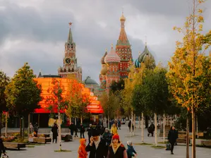 Руснаците се връщат към плащанията в брой, задълбочавайки проблемите на забавящата се военновременна икономика
