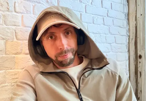 Човекът, който забрави себе си: Как комик с амнезия се завърна на сцената