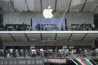 iPhone 17 излиза в продажба по света, докато Apple се изправя срещу китайски конкуренти и AI предизвикателства