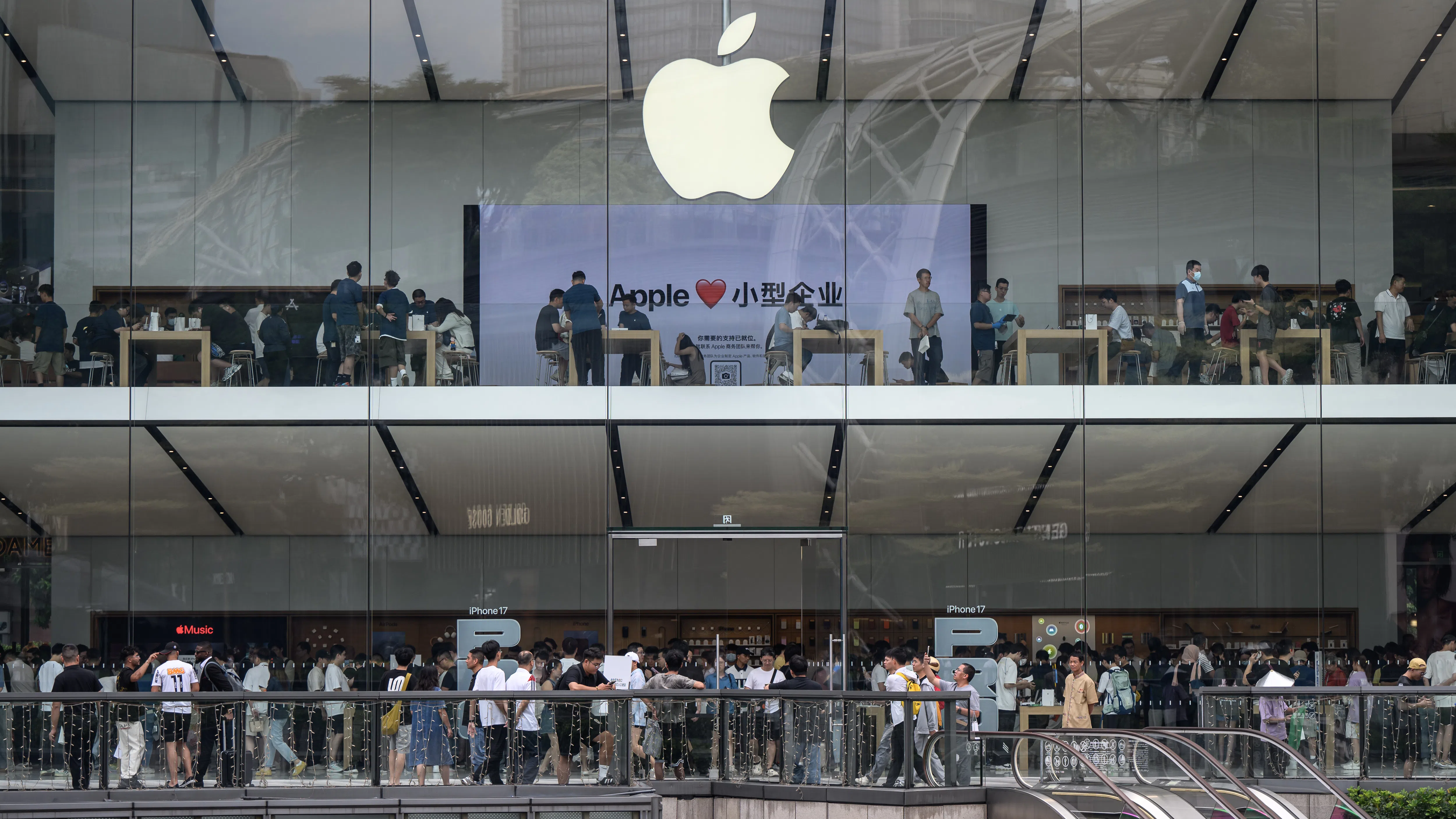 iPhone 17 излиза в продажба по света, докато Apple се изправя срещу китайски конкуренти и AI предизвикателства
