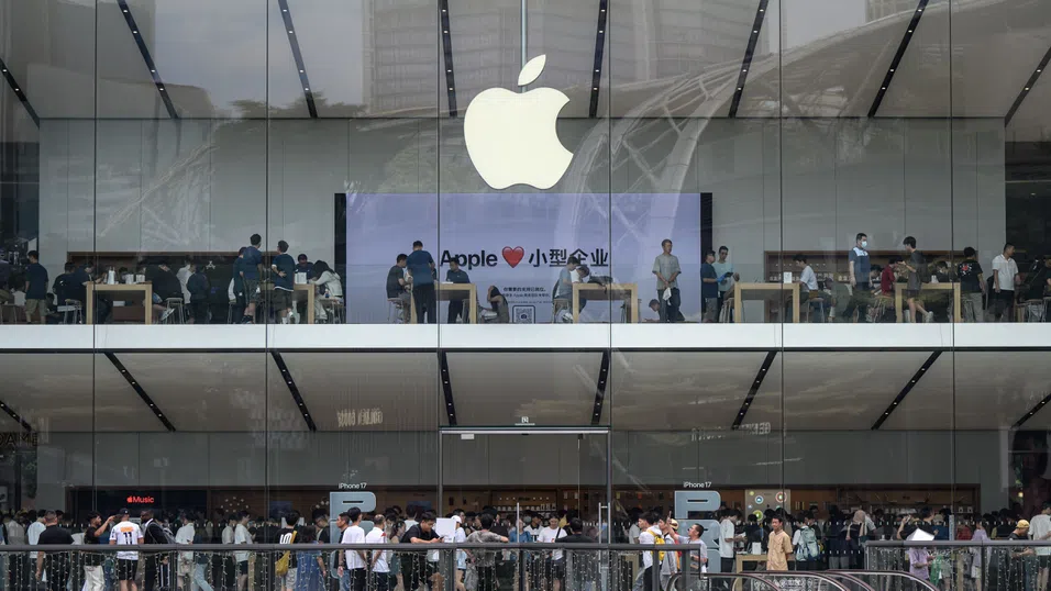 Apple надмина Disney и Tesla по приходи от услуги, докато регулаторите я обграждат