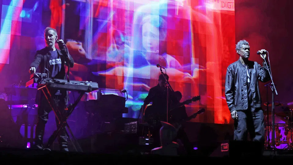 Massive Attack махат музиката си от Spotify в протест срещу основателя на платформата