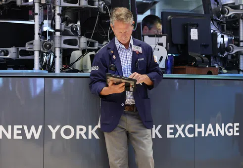 Уолстрийт затвори на зелено, след като Тръмп заяви, че войната е „почти приключила“; петролът поевтиня