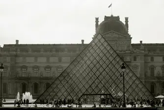 Те са използвали външен товарен асансьор, монтиран на камион, за да проникнат в музея. Разбили са прозорец с ъглошлайф и са откраднали бижута, които имат „сантиментална стойност и са безценни“, съобщи министърът на вътрешните работи
