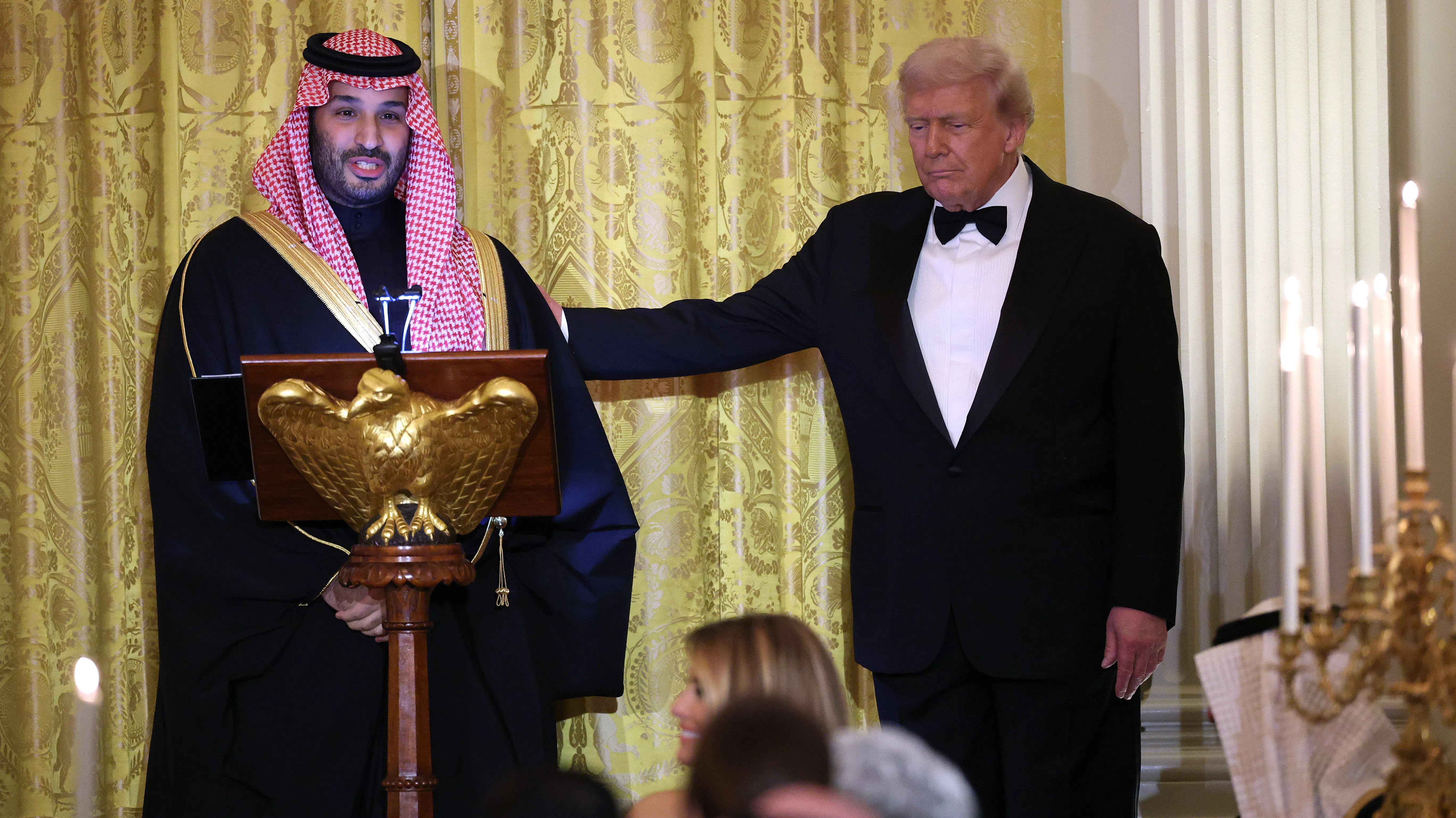 Тръмп посрещна принц Бин Салман на вечеря в Белия дом, Мъск и Роналдо бяха сред звездните гости