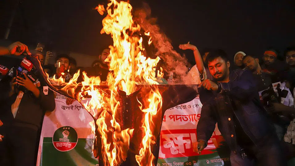 Бангладеш е разтърсен от безредици след смъртта на младежки лидер