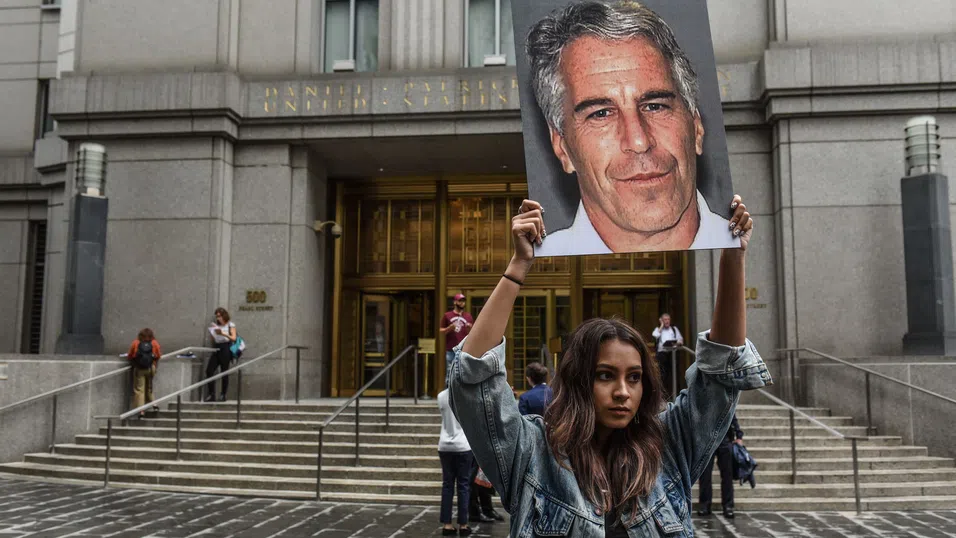 Снимките на мълчанието: Елитът около Епстийн и неудобните въпроси без отговор