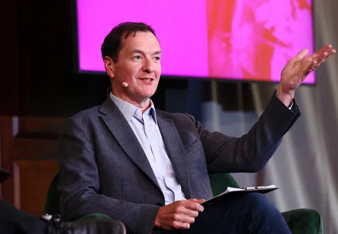 Войната за AI таланти: Защо OpenAI и Coinbase залагат на политическа тежест?