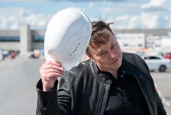 Собственикът на SpaceX се възползва от провала на китайците в сателитната надпревара