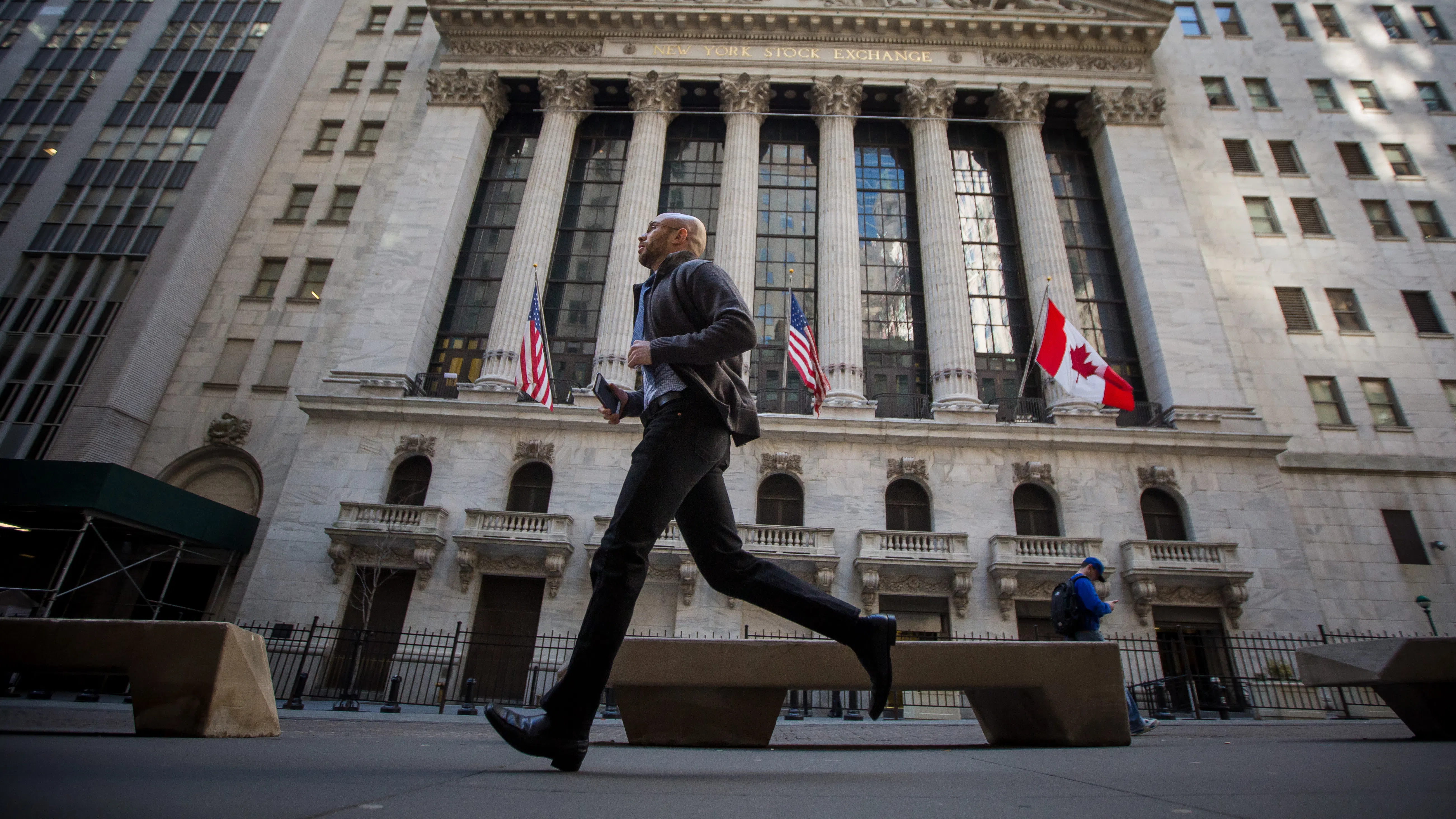 S&P 500 достигна рекордно високо ниво в началото на петъчната търговска сесия