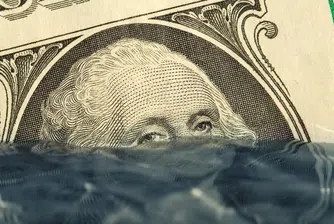 Спадът в държавните разходи и по-слабото потребление свалят БВП под очакванията, докато бизнес инвестициите остават единственият светъл лъч