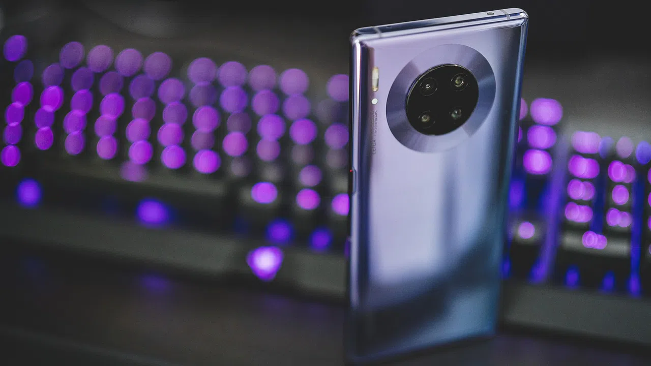 Huawei пусна сгъваем Pura X със самостоятелна HarmonyOS 5