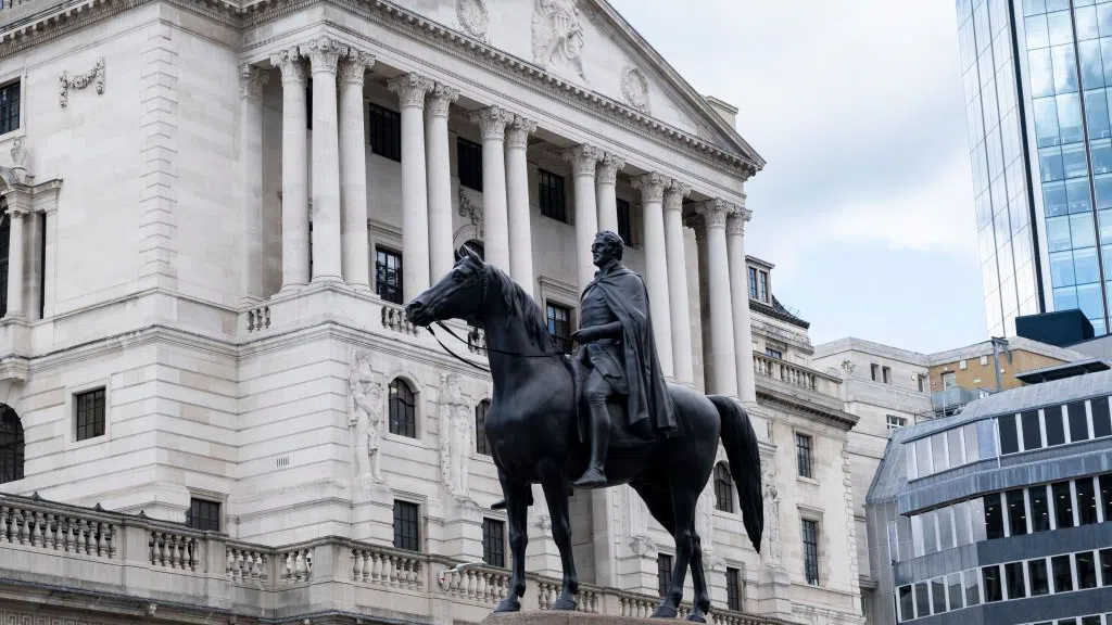 Bank of England задържа лихвените проценти и предупреди, че несигурността в световната търговия се е засилила