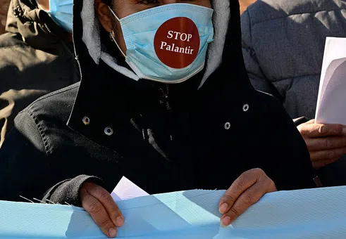 Прилича на кампания за сплашване: Защо американският технологичен гигант Palantir съди малко швейцарско списание?