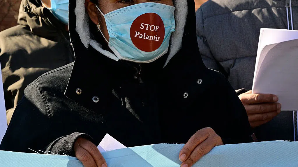 Прилича на кампания за сплашване: Защо американският технологичен гигант Palantir съди малко швейцарско списание?