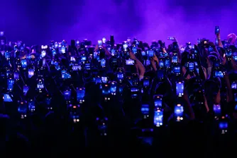 Концертите се превърнаха в „море от телефони“, но променя ли се тенденцията?