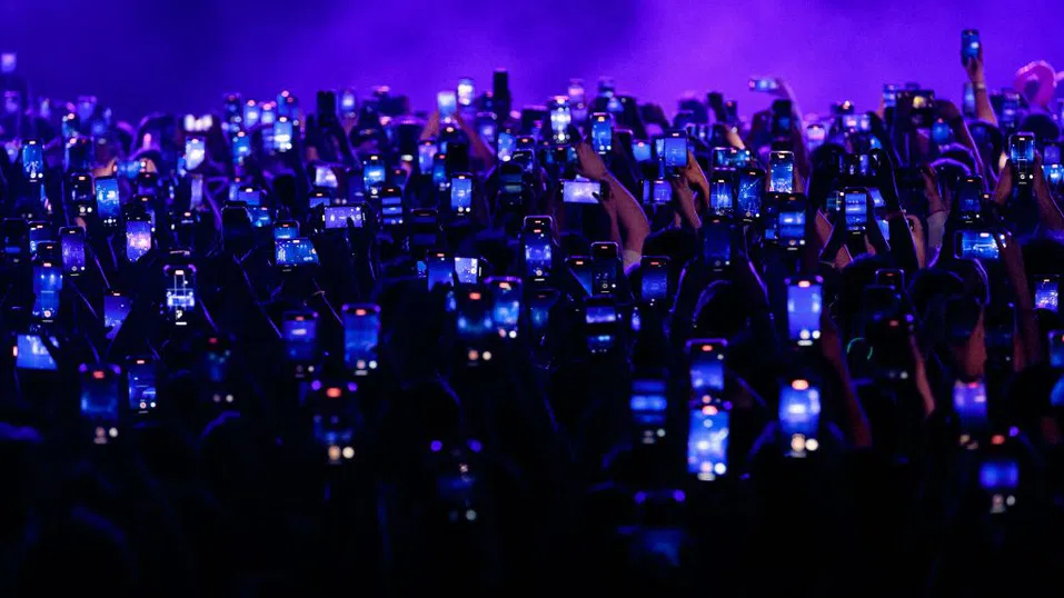 Концертите се превърнаха в „море от телефони“, но променя ли се тенденцията?