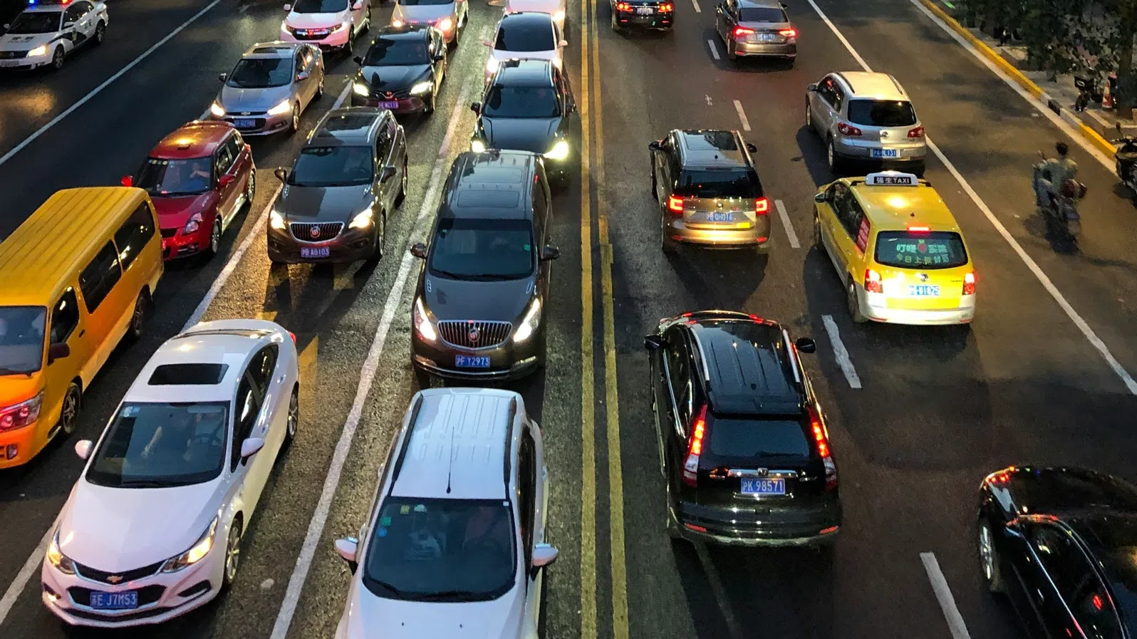 Работа от вкъщи и по-ниски скорости по пътищата: МАЕ предлага спешни мерки заради растящите цени на петрола