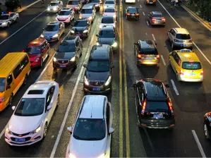 Работа от вкъщи и по-ниски скорости по пътищата: МАЕ предлага спешни мерки заради растящите цени на петрола