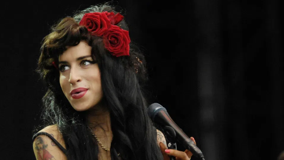 Бащата на Ейми Уайнхаус загуби делото за търга на личните ѝ вещи