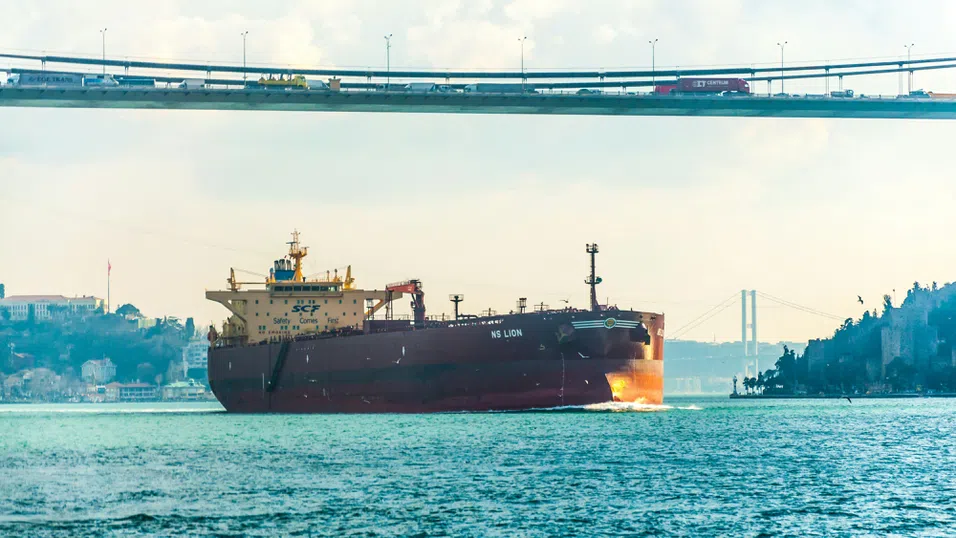 Петролът поскъпва след смъртта на иранския президент и сигналите за здравето на саудитския крал