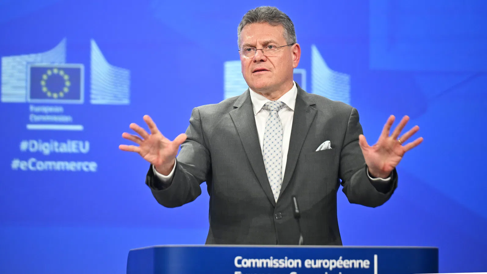 Брюксел е под натиск да одобри най-голямото търговско споразумение в историята на ЕС