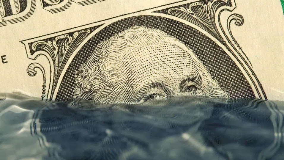 Доларът потъва за пети пореден месец заради търговията и фискалната несигурност