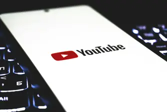 Алгоритмите на YouTube активно филтрират политическото съдържание според пола, сочи ново проучване
