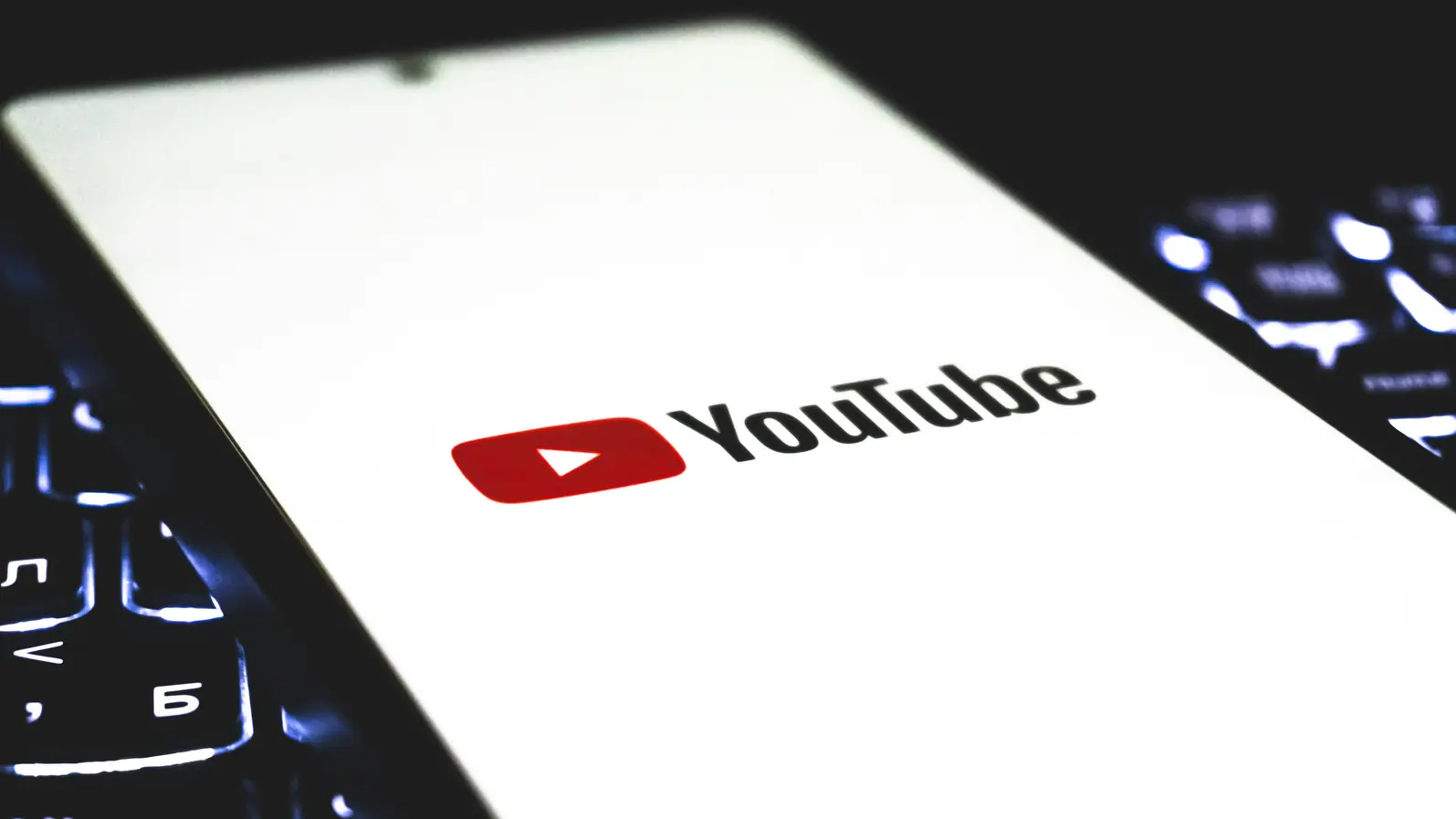 Алгоритмите на YouTube активно филтрират политическото съдържание според пола, сочи ново проучване